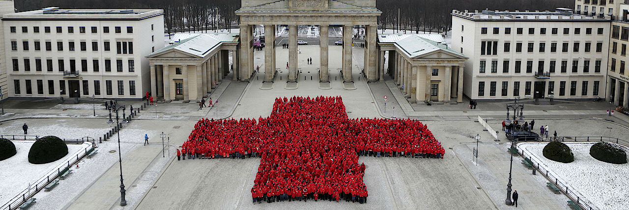 Jubiläum 150 Jahre DRK: Rotes Kreuz vor dem Brandenburger Tor in Berlin